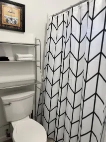 Vibrant 2 bedroom Home by the Hill - Image 3
