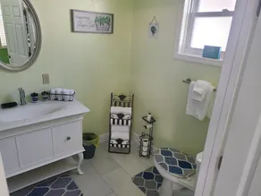 Newly Renovated 3 bedroom home close to springs, eateries, markets, and downtown - Image 2