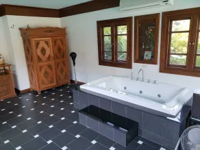 Piscina de lujo en una villa de campo cerca de Bosang & Hot Springs con servicios de aeropuerto - Image 4