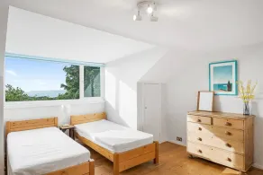 Manacles - Spacious flat near beach with sea views & parking - Image 2