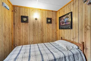 Eugenia Lake Cottage. One minute walk to beach. - Image 2
