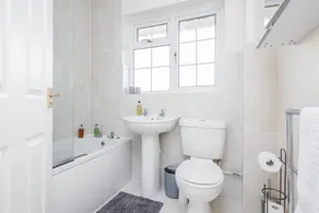 Charming 3 Bed Hse Family and Long Stay - Image 2