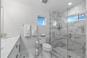 Luxury Beach House w Private Beach - Image 3