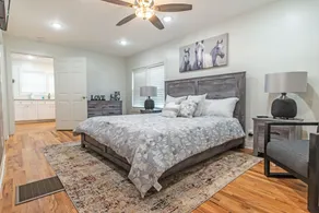 NEW Renovated Home Mile from Mercedes Benz - Image 5