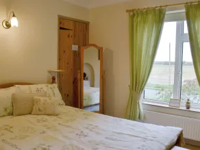 3 bedroom accommodation in Tumby Woodside - Image 5