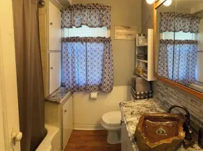 Cozy 3-bedroom residential home - Image 2