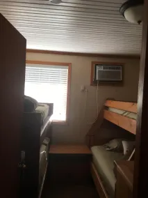 Husbåd Ligger i Venedig Marina - Image 3