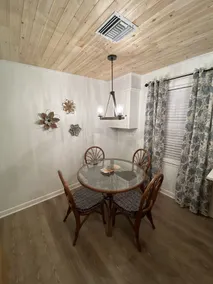 Pet friendly house with covered parking - Image 5