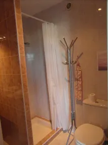Bel appartement en rez de jardin de villa - Image 2