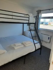 Outstanding 3 Bedroom Chalet, walk to beach, nr Gt Yarmouth & Norfolk Broads - Image 5
