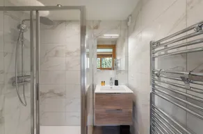 Brand new chalet with 6 bedrooms and 6 bathrooms, hot tub and sauna - Image 5