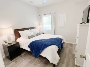 King bed Crystal Lake Mchenry Cary Cozy - Image 4
