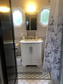 Direkt på vattnet med utsikt över den amerikanska flottan.  Privat båtlansering. - Image 3