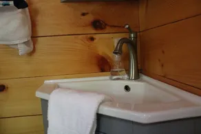 Smukt træhus bygget midt i popler, gamle hvide egetræer og røde ahorn. - Image 3