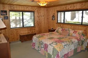 Old School Fun ved Lake Mont Pines Creekside Cabin - Image 4