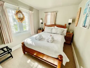 BEAUTIFUL LAKEFRONT COTTAGE!! ☀️🧡 HOT TUB, KAYAKS! Private dock - Image 4