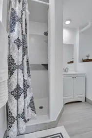 AMAZING PRIVATE COSY HOUSE, FENCED YARD, NEW, PETS - Image 2