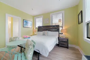 🏝Palm Beach Island Condo-Hotel, King Corner Studio Close to Beach 24/7 Desk🏖 - Image 4
