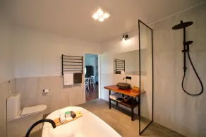 Recently renovated cottage, enjoy a bath with a view - Image 3