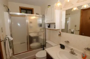 3 chambres, 2 salles de bain, facile d’accès, porche couvert, vues diligentes et Internet - Image 3
