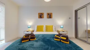 Luxury 2 Bed Apartment with Parking 18 mins from London - Image 4