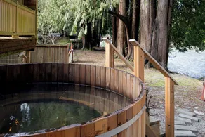 Riverfront w/Cedar Hot tub, Sauna, Movie Theatre - Image 2