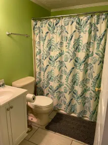 Mid lake, pet friendly 4 bedroom, 3 bath with protected swim area - Image 3