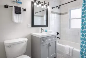 Historic Hideaway*King Bed*Remodeled* fast Wi-Fi - Image 2