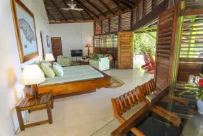 Stunnning & Private Seafront Villa - Image 4