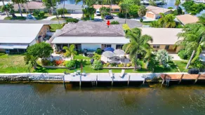 Walk to beach & Waterfront Hideaway  - Image 5