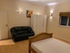 Lovely 3-Bed Apartment in London - Image 3