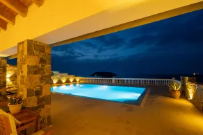 Luxurious mansion with pool, waterfront and direct access to the water - Image 4