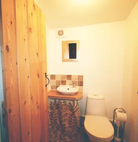 In peaceful rural location within walking distance of  lovely pub, near Bath. - Image 4