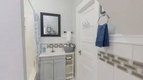 3 Blocks from Beach house 1 BDRM full bath 4 min to downtown,sleeps 4 - Image 2