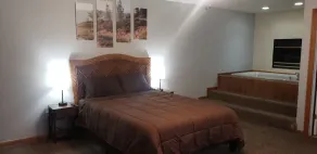 Private Downtown Apt, King Bed, Jet Bath, Fireplace, Grill, near Indiana Dunes - Image 4