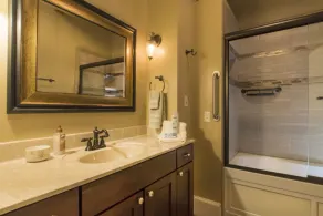 Orient Point Suite at the Calhoun House Inn & Suites - Image 2