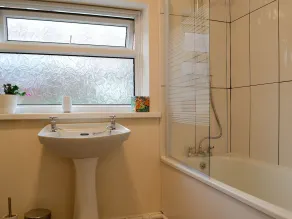 3 bedroom accommodation in Abergavenny - Image 2