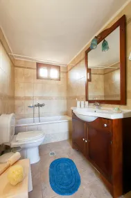 Villa de pedra de luxo com jacuzzi ao ar livre, piscina privada e móveis antigos - Image 5