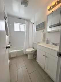 Lakeside Serenity: Charming One-Bedroom Villa - Image 3