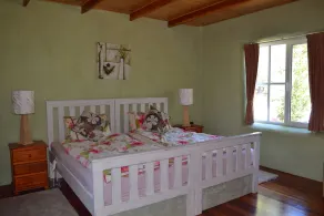 Self-contained in beautiful quiet surroundings with valley and mountain views - Image 3