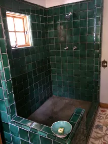 Style européen maison sur la rivière avec des sources chaudes naturelles - Image 4
