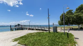 Ótima localização perto da orla, lojas, restaurantes e cafés. - Image 4
