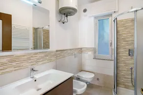 Apartamento vacacional \"Paola\" con vistas al mar, terraza privada y Wi-Fi - Image 3