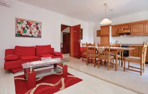 Dragan's Den - Double Room with Private Bathroom - Image 3