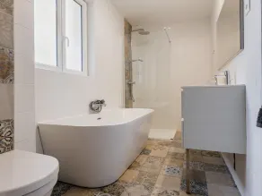 Charmante chaumière avec jardin clos, proche plage et commerces, équipée pour familles, wifi inclus - Image 2
