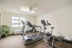 OYO Townhouse Houston Airport North - Image 2