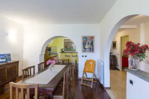 Apartamento em chalé de pedra, rodeado por vegetação, a poucos passos do lago - Image 5