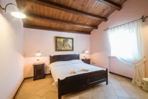 Charmingly decorated Villa in a beautifully landscaped garden - Image 4