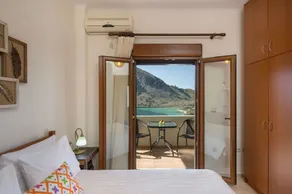 Villa in Kournas Overlooking Giorgioupolis Bay - Image 4