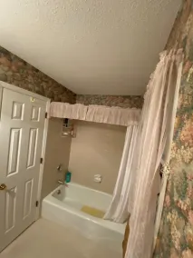 Large comfortable house, close to everything. Single Family Only - Image 4